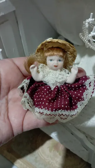 Bambola in porcellana per casa delle bambole