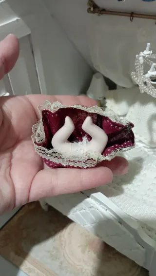 Bambola in porcellana per casa delle bambole