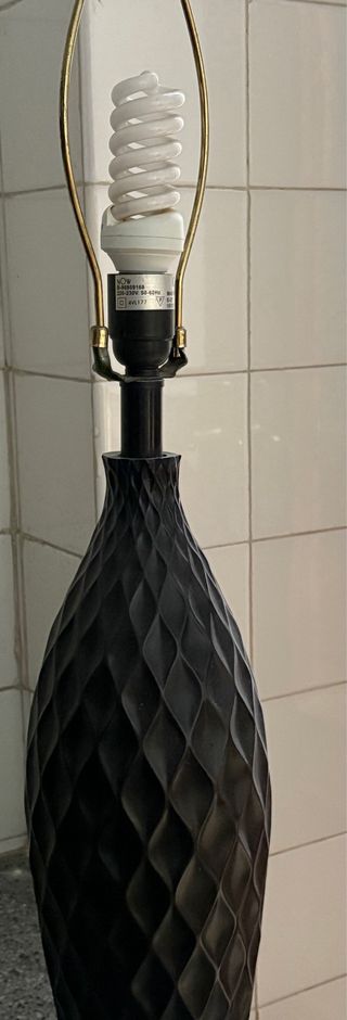 Lámpara de mesa negra con detalles dorados