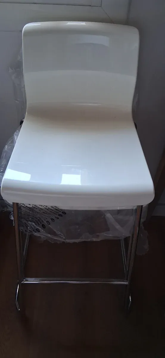 Sillas altas blancas lacadas
