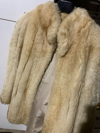 Pelliccia beige e bianca