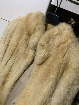 Pelliccia beige e bianca