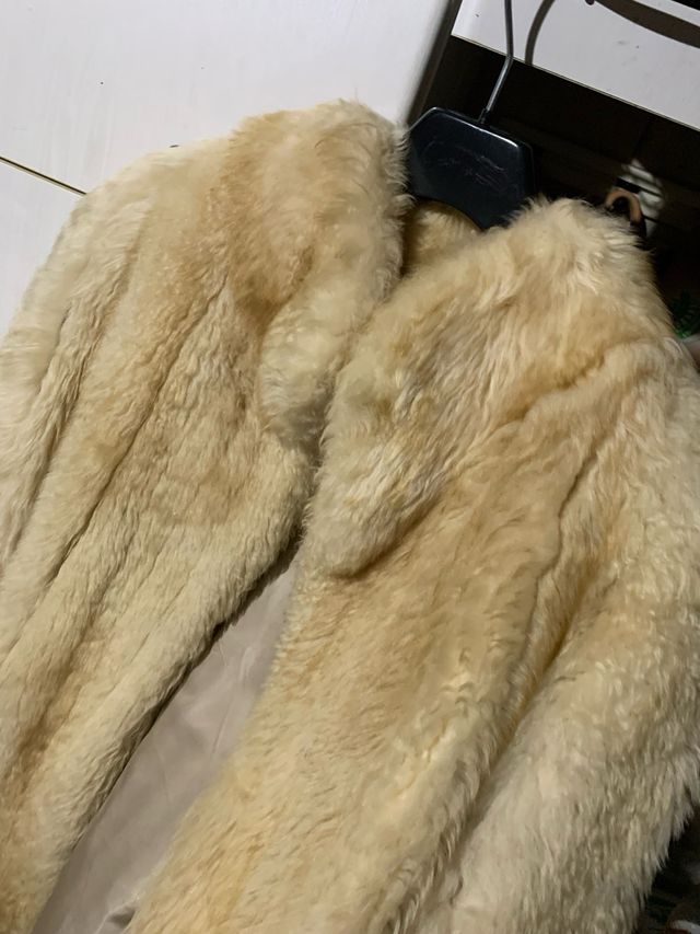 Pelliccia beige e bianca