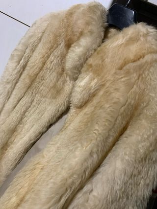 Pelliccia beige e bianca