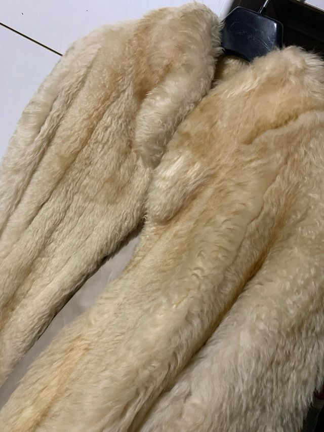 Pelliccia beige e bianca