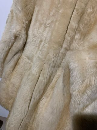 Pelliccia beige e bianca