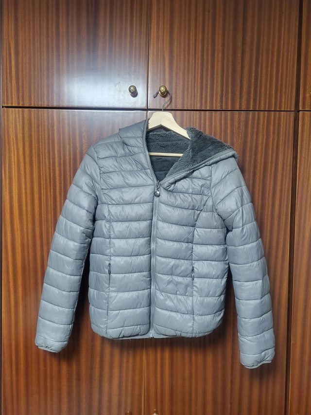 Chaqueta de invierno gris con capucha