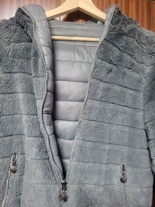 Chaqueta de invierno gris con capucha
