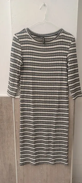 Vestido de rayas gris y blanco