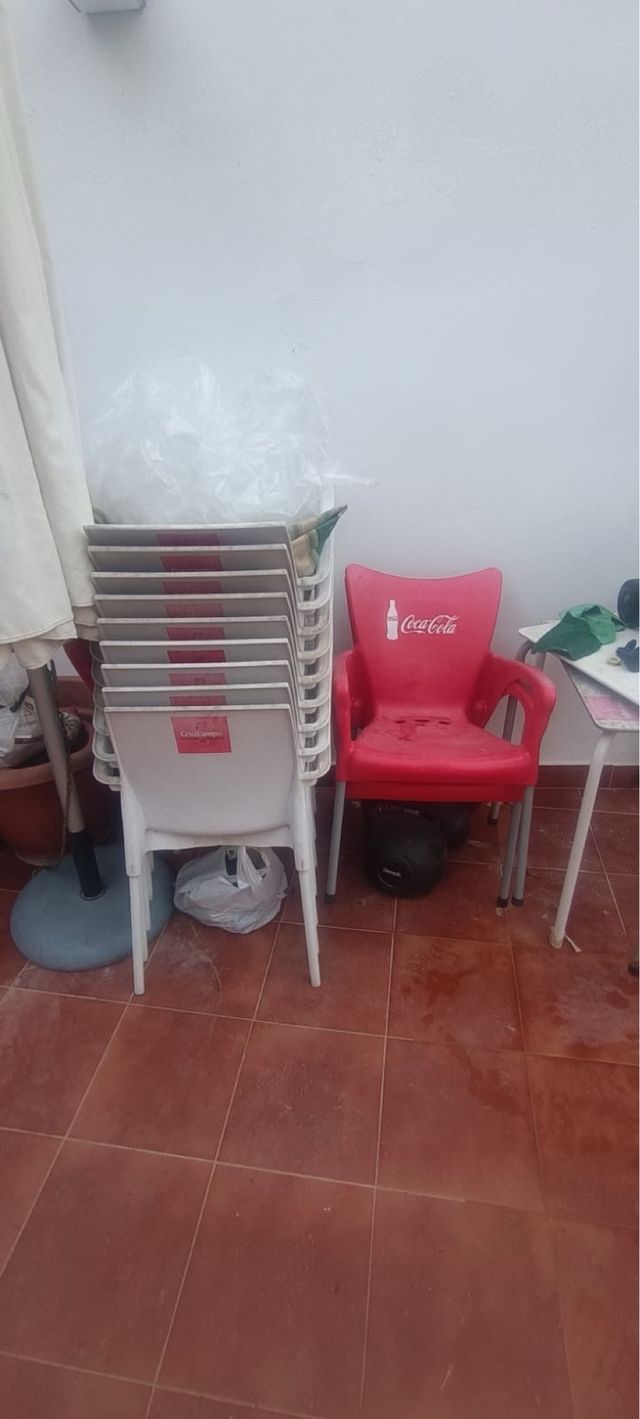 Lote Sillas Apilables Blancas y Roja