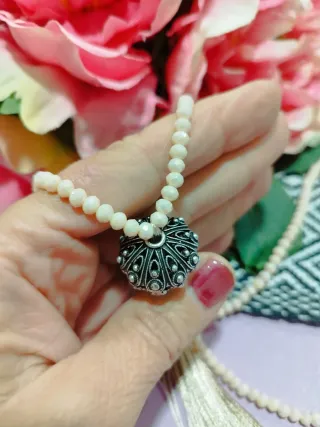 Collana cristalli panna e ciondolo sardo