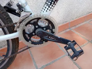 Bicicleta de montaña azul y blanca