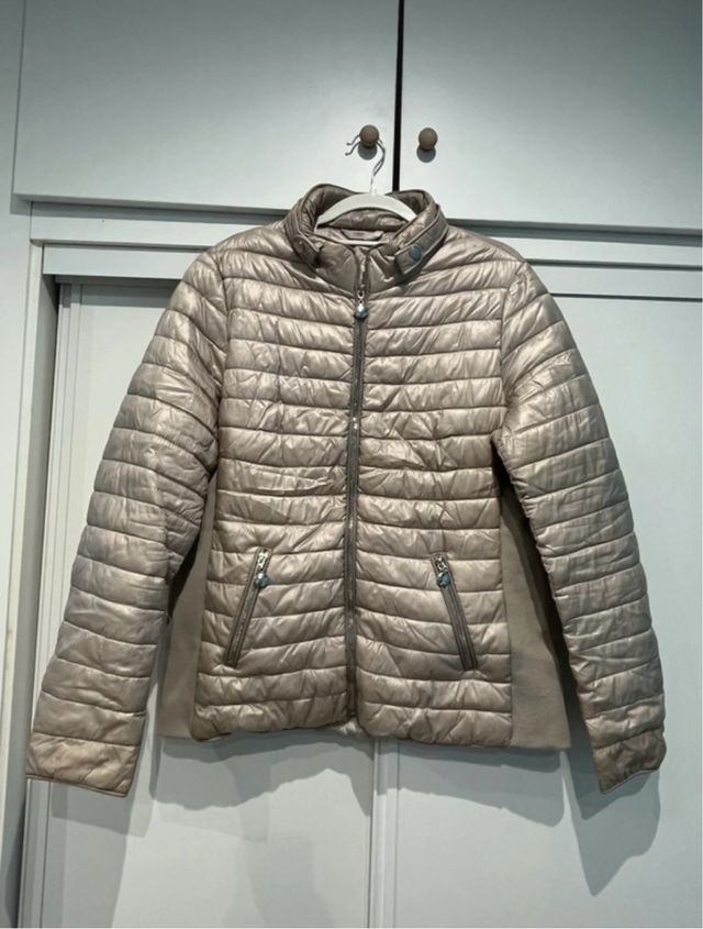 Chaqueta ligera beige dorada talla 48