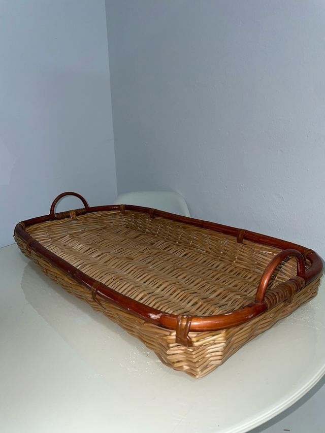 Cesta de mimbre con asas