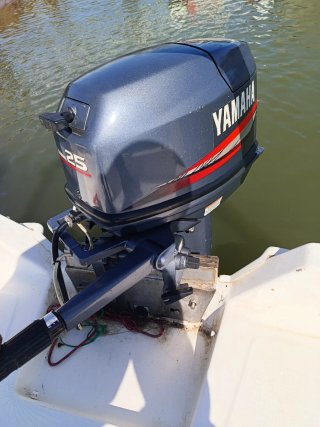 Lancha con motor Yamaha 25 CV todo en regla