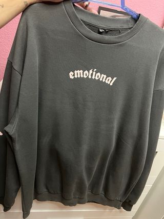 Sudadera gris con letras rosa claro