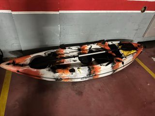 Kayak naranja y blanco con remo,asiento y chaleco