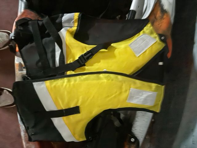 Kayak naranja y blanco con remo,asiento y chaleco