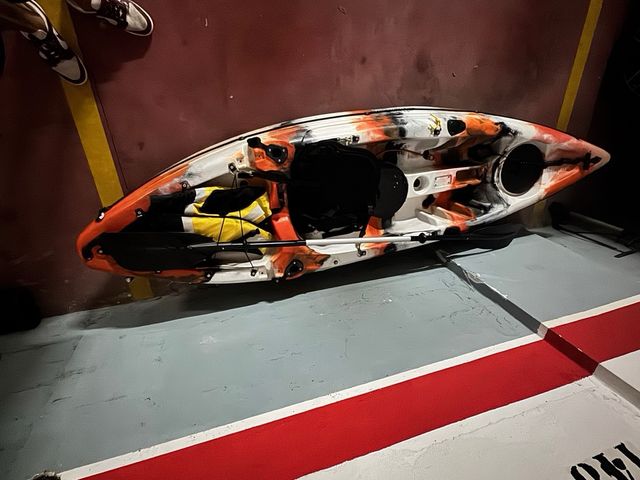Kayak naranja y blanco con remo,asiento y chaleco
