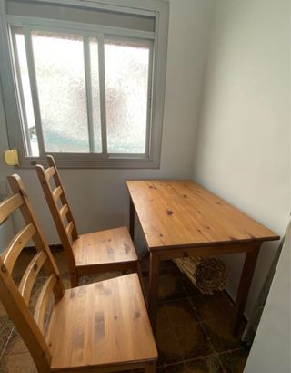 Mesa de comedor de madera
