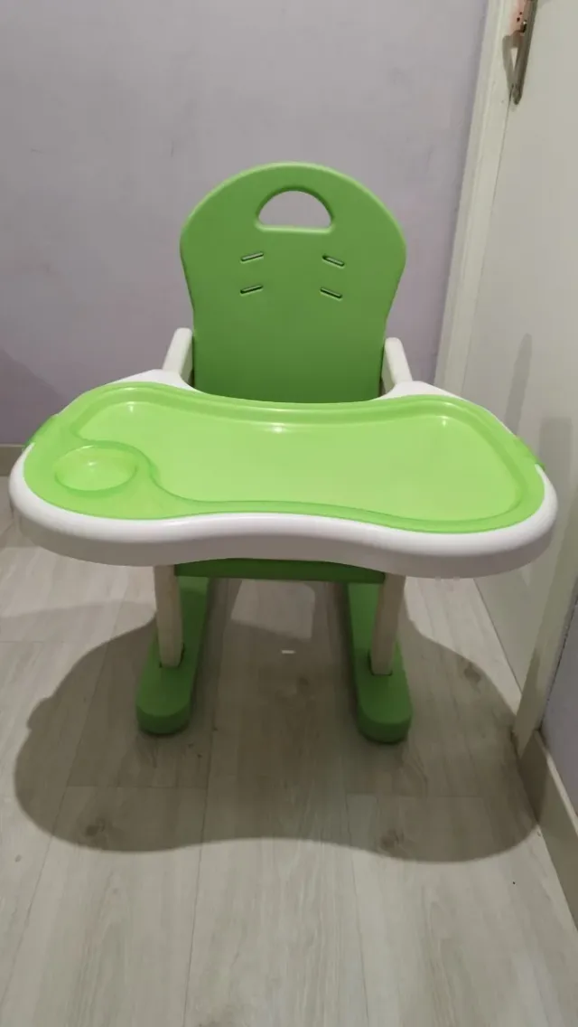 Convertible trona de bebé verde y blanca