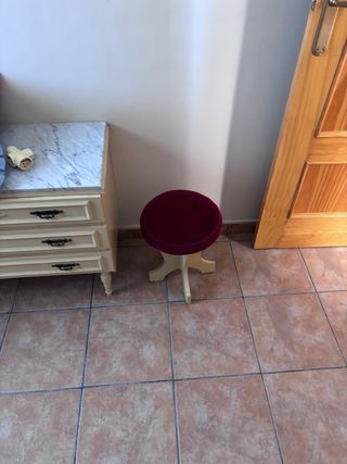 habitación: Cama, mesita, cómoda y armario.