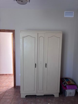 habitación: Cama, mesita, cómoda y armario.