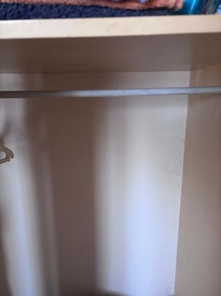 habitación: Cama, mesita, cómoda y armario.