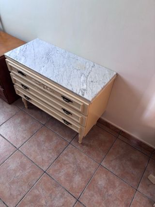 habitación: Cama, mesita, cómoda y armario.