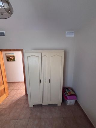 habitación: Cama, mesita, cómoda y armario.