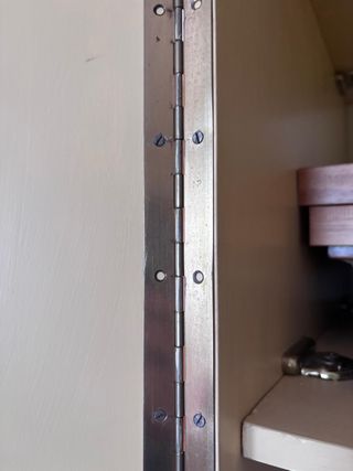 habitación: Cama, mesita, cómoda y armario.