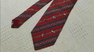 Corbata The Sai Jai Thai Foundation Roja Estampada