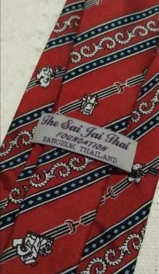 Corbata The Sai Jai Thai Foundation Roja Estampada