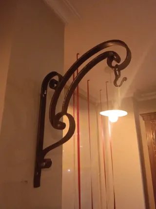 Colgador de forja artesanal