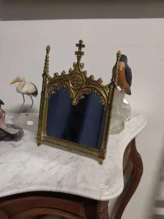 Specchio antico in stile gotico