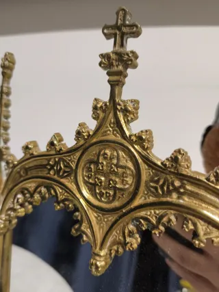 Specchio antico in stile gotico