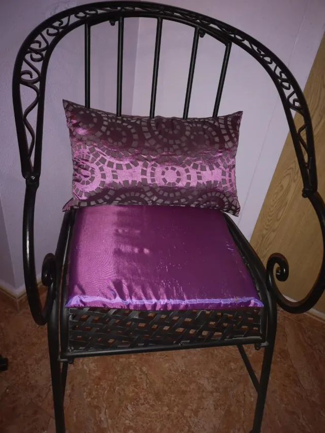 Sillón de forja morado y negro