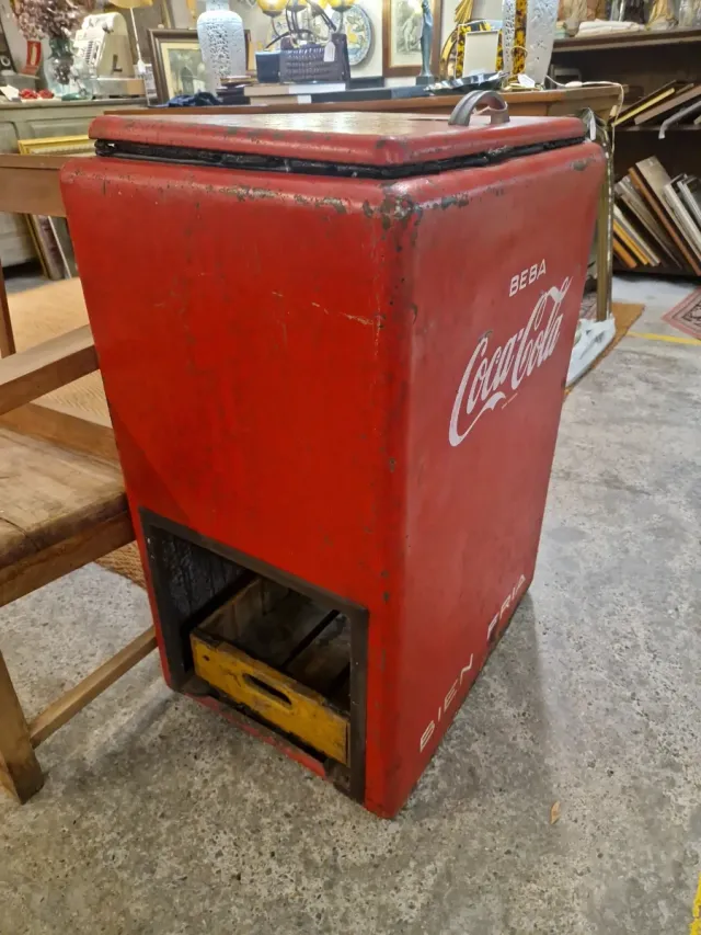 Nevera Coca-Cola  de xapa dels anys 40