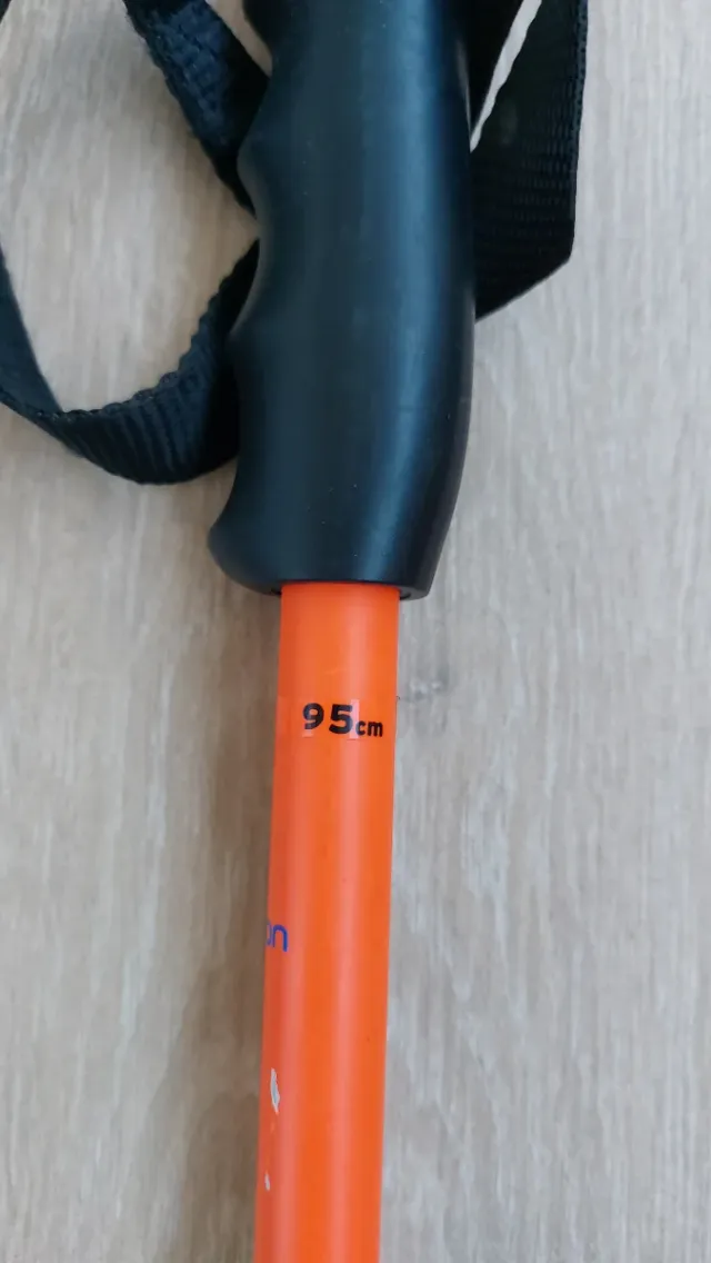 Esquís con fijaciones y bastones