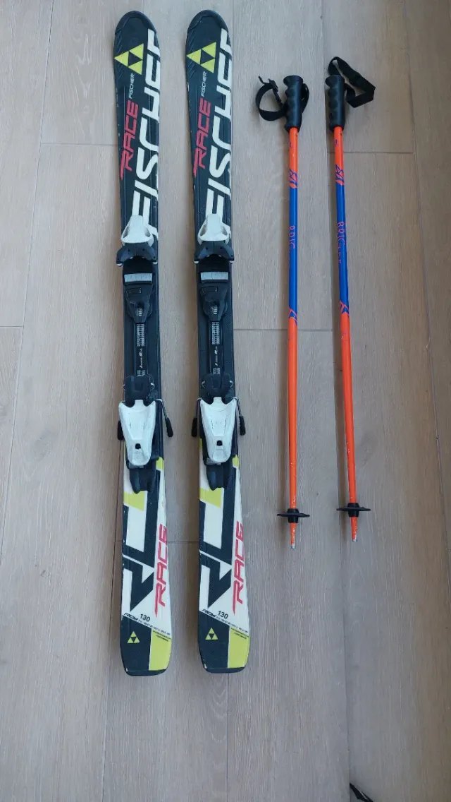 Esquís con fijaciones y bastones