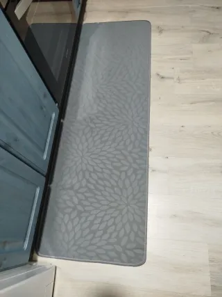 Alfombra de cocina gris con diseño floral