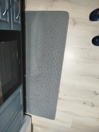 Alfombra de cocina gris con diseño floral