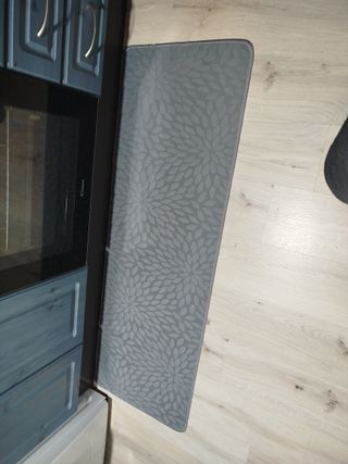 Alfombra de cocina gris con diseño floral