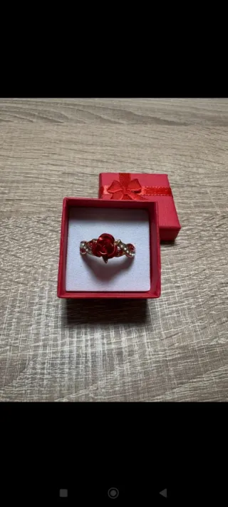 Anillo dorado rosa roja