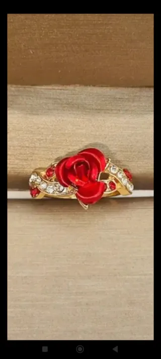 Anillo dorado rosa roja