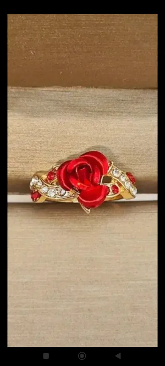 Anillo dorado rosa roja