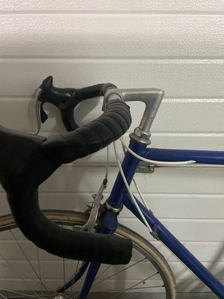 Bicicleta de carretera azul con el sillin blanco