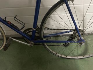 Bicicleta de carretera azul con el sillin blanco