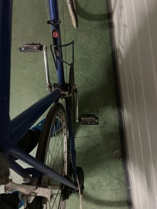 Bicicleta de carretera azul con el sillin blanco