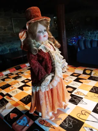 Muñeca antigua de porcelana